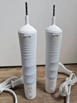 PRODÁM SADU 2X ELEKTRICKÝ ZUBNÍ KARTÁČEK Oral-B Vitality (37 - 3