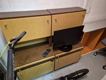skříň šedá se šuplíky, policemi a dvířky - 3