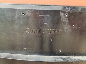 Prohnutý monitor Samsung - 3
