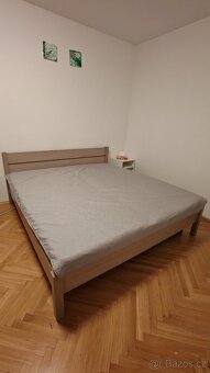 Postel s kovovým roštem s dřevěnými lamelami - 3