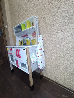 Dětská dřevěná kuchyňka s mnoha doplňky - 3