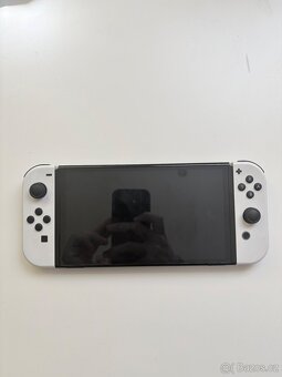 Nintendo Switch OLED v bile barvě - 3