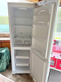 Lednička s mrazákem Indesit - 3