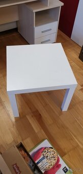 Moderní bílý odkládací stolek – elegantní a praktický - 3