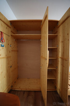 Dřevěná skříň z masivu, původní cena 50 000,-. - 3