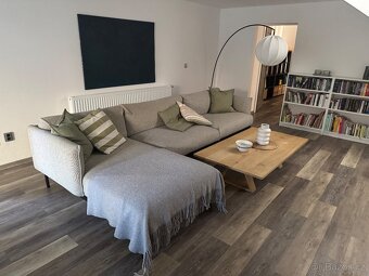 ÄPPLARYD 4místná pohovka s lenoškou, světle šedá - 3