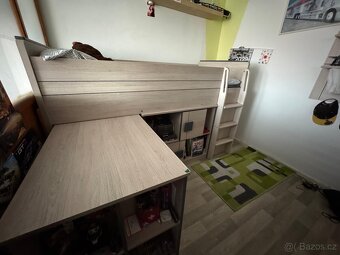 Vyvýšená postel se zásuvným stolem - 3