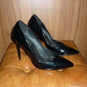 Černé lakované lodičky Juliet - 3