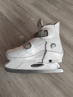 Prodám dívčí brusle vel. 33-36 - 3