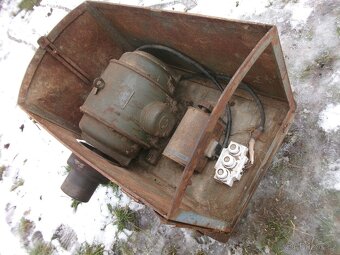 Prodám elektromotor zn.Škoda, namontován ve skříni, na 4-kol - 3