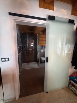 Prosklené posuvné dveře s tlumičem. - 3