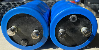 Pár (2 ks) kondenzátorů 33000uF 40V -40/085/56 Ieff (100Hz) - 3