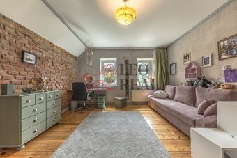 Prodej honosné vily v anglickém stylu + 2 stavební parcely - 3