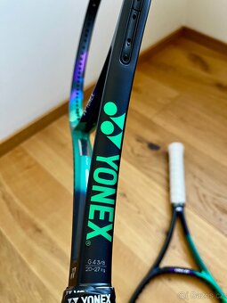 2x nové a identické Yonex Vcore Pro 97D (2021) - 3