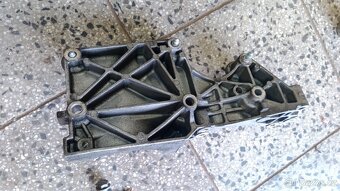 držák alternátoru 038903143AF - 3