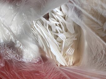 Krabice nového plastového nádobí - 3