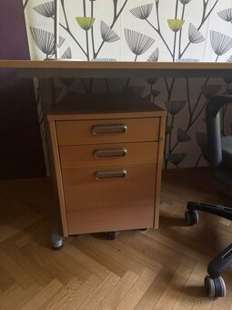 Kancelářský stůl s pojízdnými skříňkami a židle - 3