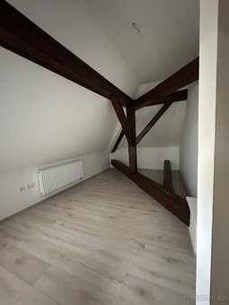 NOVĚ ZREKONSTRUOVANÝ PODKROVNÍ BYT 3+KK NA NÁMĚSTÍ VE CHVALŠ - 3
