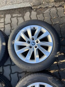 ORIGINÁL Alu Škoda STRATOS R17, 5x112 - TOP STAV, LETNÍ PNEU - 3