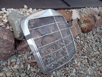 Chromovaná maska, mřížka, gril Mercedes Benz 110. - 3