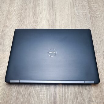 Výkonný Notebook Dell - 3