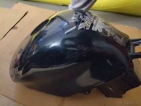 Nádrž Triumph Daytona 955i Cennential - 3