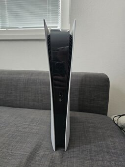 PS 5 + 2 ovladače a bedrtové nabíjení - 3