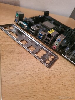 ASROCK 970DE3/U3S3 + FX 4170 + 16GB - 3