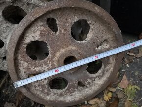 2 litinová kola pro rudík, stabilní motor, důlní vozík aj. - 3