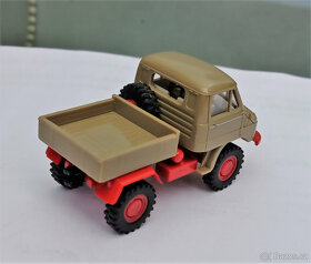 Mercedes. Měřítko:1:87. Délka cca 5cm. - 3