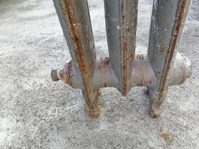 STAROŽITNÝ LITINOVÝ RADIATOR - 3