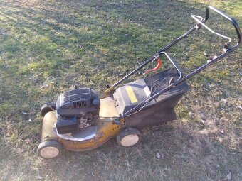 Motorová sekačka na trávu. - 3