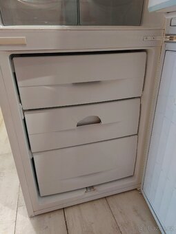 Plně funkční lednička s mrazákem dole - 3