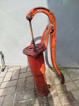 stará ruční pumpa na vodu - 3