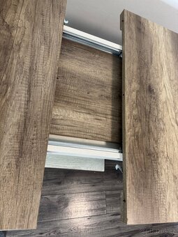 Jídelní stůl 160×90 cm + 5 černých židlí (možnost rozšíření) - 3