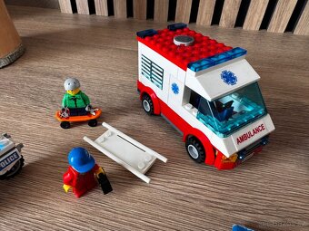 LEGO CITY 60023 sanitka, hasiči, motorka policie - 3