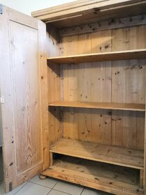 starožitná skříň po renovaci - 3
