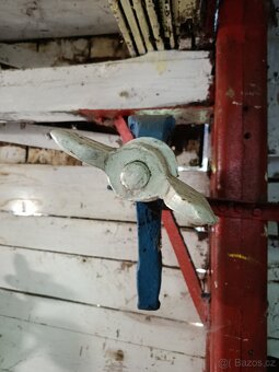 Stará masivní svěrka / ruční šroubový lis - 3