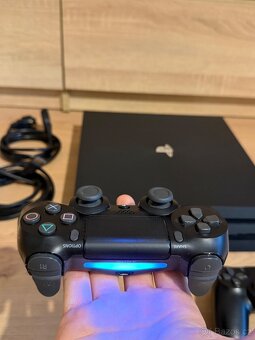 Sony PlayStation 4 Pro 1TB, ovládače a nabíjacia stanica - 3