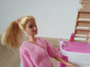Barbie salon krásy, panenka Barbie, miminko v kočárku - 3