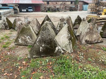 Protitankový železobetonový jehlan rozsocháč (dračí zub) - 3