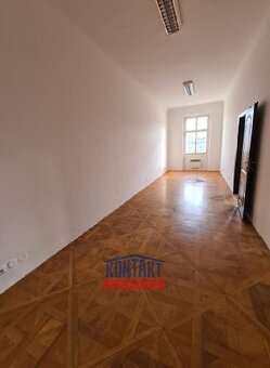 Pronájem bytu 3+1 přímo na náměstí Přemysla Otakara II, v Če - 3
