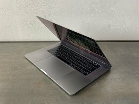 MacBook Pro 15" 2016 i7 / 256GB / 16GB - 3