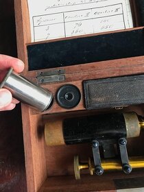 Starožitný malý mosazný mikroskop, Neuhöfer & Sohn Wien - 3