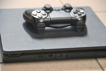 Sony PlayStation 4 1TB + ovladač - 3