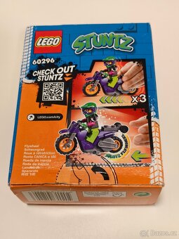 LEGO City 60296 Kaskadérská wheelie motorka - 3