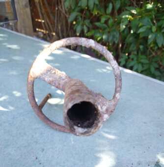 KOVOVÝ zapichovací stojan na slunečník s hroty na trávník - 3