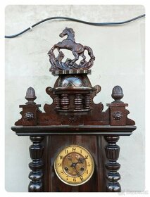 Řezbované mechanické figurální nástěnné hodiny s koníkem - 3
