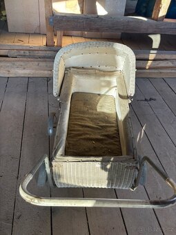 Starožitný proutěný kočárek pro miminko, pérák, k renovaci - 3