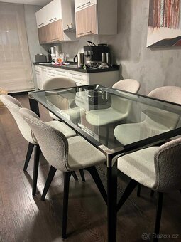 Skleněný stůl s ocelovou konstrukcí - 3